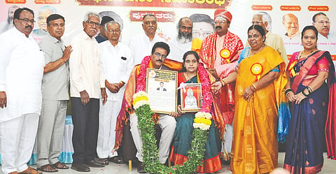 ಕಲಬುರಗಿಯಲ್ಲಿ ಭಾನುವಾರ ಹಮ್ಮಿಕೊಂಡಿದ್ದ ಅಭಿನಂದನಾ ಸಮಾರಂಭದಲ್ಲಿ ಡಾ.ದಶರಥ ನಾಮದಾರ ಅವರನ್ನು ಸನ್ಮಾನಿಸಲಾಯಿತು. ತೊನಸನಳ್ಳಿ ಶ್ರೀ ಡಾ.ಮಲ್ಲಣ್ಣಪ್ಪ ಮುತ್ಯಾ,ಡಾ.ಪ್ರಭಾಕರ ಕಶ್ಯಪ್​, ಶಾಂತಕುಮಾರ ಬಿಲಗುಂದಿ, ವೀಣಾ ಬಸವರಾಜ ಯರಗೋಳ, ಬಸವರಾಜ ಇಂಗಿನ್​, ಶಿವಕುಮಾರ ಪಸಾರ ಇತರರಿದ್ದರು.