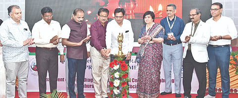 ಕಲಬುರಗಿಯಲ್ಲಿ ಏರ್ಪಡಿಸಿದ್ದ ಪೆಡಿಯಾಟ್ರಿಕ್​ ರೇಡಿಯಾಲಜಿ ವೈದ್ಯಕಿಯ ಶಿಕ್ಷಣ ಕುರಿತ ಕಾರ್ಯಾಗಾರವನ್ನು ಎಚ್​ಕೆಇ ಆಡಳಿತ ಮಂಡಳಿ ಸದಸ್ಯರಾದ ಡಾ.ಎಸ್​.ಆರ್​.ಹರವಾಳ, ಡಾ.ಕಿರಣ ದೇಶಮುಖ,ಡಾ.ಚೇತನ ದುರ್ಗಿ, ಡಾ.ಶಿವಾನಂದ ಮೇಳಕುಂದಿ, ಡಾ.ಶರಣಗೌಡ ಪಾಟೀಲ್​, ಡಾ.ಎಂ.ಎಸ್​.ತೆಗನೂರು ಇತರರಿದ್ದರು.
