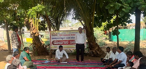 ಕಲಕೇರಿಯಲ್ಲಿ ನರೇಗಾ ಯೋಜನೆಯ ರೋಜಗಾರ್​ ದಿವಸ ಕಾರ್ಯಕ್ರಮದಲ್ಲಿ ಜಿಪಂ ಐಇಸಿ ಸಂಯೋಜಕ ಶ್ರೀನಿವಾಸ ಚಿತ್ರಗಾರ ಮಾತನಾಡಿದರು. ತಾಪಂ ಸಂಯೋಜಕ ದೇವರಾಜ ಪತ್ತಾರ, ಡಿಇಒ ಕುಮಾರ ಪರಗಿ, ಮಾರುತಿ ವಾಲ್ಮೀಕಿ, ರಾಧಾ, ನಾಗರಾಜ ಮಲಾಜಿ ಇದ್ದರು.