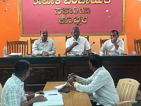 ಕೊಪ್ಪಳ ತಾಪಂ ಸಭಾಂಗಣದಲ್ಲಿ ನಡೆದ ಪಂಚ ಗ್ಯಾರಂಟಿ ಯೋಜನೆಗಳ ಪ್ರಗತಿ ಪರಿಶೀಲನಾ ಸಭೆಯಲ್ಲಿ ತಾಲೂಕ ಮಟ್ಟದ ಅನುಷ್ಠಾನ ಸಮಿತಿ ಅಧ್ಯಕ್ಷ ಬಾಲಚಂದ್ರನ್​ ಎಸ್​. ಮಾತನಾಡಿದರು. ತಾಪಂ ಇಒ ದುಂಡಪ್ಪ ತುರಾದಿ, ತಹಶೀಲ್ದಾರ ಬಸವರಾಜ ತೆನ್ನಳ್ಳಿ, ಅನುಷ್ಠಾನ ಸಮಿತಿ ಸದಸ್ಯರಿದ್ದರು.