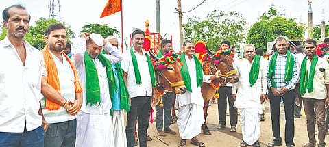 ಚಿಂಚೋಳಿ ತಾಲೂಕಿನ ಐನೋಳ್ಳಿಯಲ್ಲಿ ಮುಂಗಾರು ಹಂಗಾಮಿನ ಕೃಷಿ ಕಾರ್ಯಕ್ಕೂ ಮುನ್ನ ಗ್ರಾಮಸ್ಥರು ಎತ್ತುಗಳಿಗೆ ವಿಶೇಷ ಪೂಜೆ ಸಲ್ಲಿಸಿ ಮೆರವಣಿಗೆ ನಡೆಸಿದರು.
