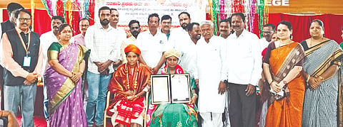 ಮಹಾಗಾಂವ್​ ಕ್ರಾಸ್​ ಸರ್ಕಾರಿ ಪದವಿ ಮತ್ತು ಸ್ನಾತಕೋತ್ತರ ಕಾಲೇಜಿನಲ್ಲಿ ಹಮ್ಮಿಕೊಂಡಿದ್ದ ಬೀಳ್ಕೊಡುಗೆ ಸಮಾರಂಭದಲ್ಲಿ ಸಾಧಕ ವಿದ್ಯಾರ್ಥಿಗಳನ್ನು ಸತ್ಕರಿಸಲಾಯಿತು. ಶಿವಪ್ರಭು ಪಾಟೀಲ್​, ಪ್ರೊ.ಶಾರದಾದೇವಿ ಜಾಧವ್​, ಪ್ರೊ.ಶರಣಪ್ಪ ಮಾಳಗಿ, ಗೋರಕನಾಥ ಶಾಖಾಪುರೆ, ಗಿರೀಶ ಮಾಲಿಪಾಟೀಲ್​ ಇತರರಿದ್ದರು.