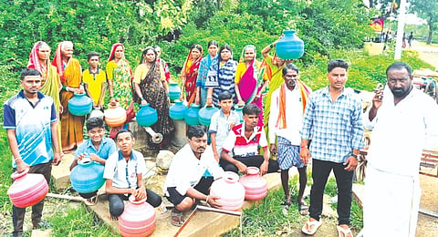 ಸುರಪುರ ತಾಲೂಕಿನ ಅರಳಹಳ್ಳಿ ಗ್ರಾಮದ ಎಸ್‌ಸಿ ವಾರ್ಡ್ನ ನಿವಾಸಿಗಳು ಕುಡಿಯುವ ನೀರಿಗಾಗಿ ಬುಧವಾರ ಪ್ರತಿಭಟನೆ ನಡೆಸಿದರು. ದುರ್ಗಪ್ಪ ಪೂಜಾರಿ, ಮಲ್ಲಪ್ಪ ಪೂಜಾರಿ, ಬಸವರಾಜ ತಳಗೇರಿ, ಚನ್ನಬಸವ ತಳಗೇರಿ, ಪ್ರವೀಣ ತಳಗೇರಿ, ಹುಲಗಮ್ಮ ತಳಗೇರಿ, ಲಕ್ಷ್ಮೀ, ರಂಗಮ್ಮ, ಶರಣಮ್ಮ, ಹಣಮಂತಿ ಇತರರಿದ್ದರು.