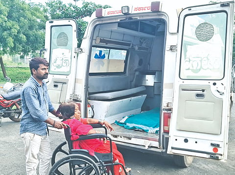 ಬಸ್​ ಅಪಘಾತದಲ್ಲಿ ಗಾಯಗೊಂಡು ಆಳಂದ ಸರ್ಕಾರಿ ಆಸ್ಪತ್ರೆಯಲ್ಲಿ ಚಿಕಿತ್ಸೆ ಪಡೆಯುತ್ತಿರುವ ಗಾಯಾಳುಗಳು.