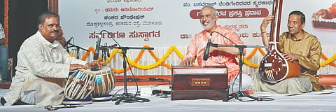 ಬೆಂಗಳೂರಿನಲ್ಲಿ ಆಯೋಜಿಸಿದ್ದ ತಾಲ್​ ಯಾತ್ರಾ ಸಂಗೀತ ನೃತ್ಯ ಸಂಗಮ ಕಾರ್ಯಕ್ರಮದಲ್ಲಿ ಪಂಡಿತ್​ ಸುಧಾಂಶು ಕುಲಕರ್ಣಿ ಅವರ ಹಾಮೋರ್ನಿಯಂ ಸೋಲೋಗೆ ಪಂಡಿತ್​ ಸತೀಶ ಹಂಪಿಹೊಳಿ ಅವರು ತಬಲಾ ಸಾಥ್​ ನೀಡಿದರು.