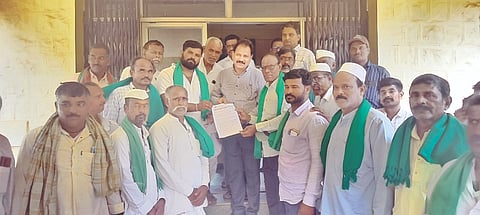 ಆಲಮಟ್ಟಿಯಲ್ಲಿ ಅಖಂಡ ಕರ್ನಾಟಕ ರೈತ ಸಂಘ ಹಾಗೂ ಕರ್ನಾಟಕ ರಾಜ್ಯ ರೈತ ಸಂಘ ಹಾಗೂ ಹಸಿರು ಸೇನೆ ಜಂಟಿ  ಪ್ರತಿಭಟನೆ ನಡೆಸಿ ಮುಖ್ಯ ಅಭಿಯಂತರ ಡಿ. ಬಸವರಾಜಗೆ ಮನವಿ ಸಲ್ಲಿಸಿದರು. ರೈತ ಸಂಘದ ಪ್ರಧಾನ ಕಾರ್ಯದರ್ಶಿ ಅರವಿಂದ ಕುಲಕರ್ಣಿ, ಸೋಮೇಶ ವಾಲೀಕಾರ, ಪ್ರಹ್ಲಾದ ನಾಗರಾಳ, ಸಾಯಬಣ್ಣ ಅಂಗಡಿ, ಇಬ್ರಾಹಿಂ ವಾಲೀಕಾರ ಇತರರಿದ್ದರು.