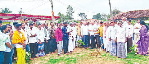 ಬೆಟ್ಟದಪುರ ಸಮೀಪದ ಚಿಕ್ಕನೇರಳೆ ಗ್ರಾಮದಲ್ಲಿ ಶ್ರೀ ವೀರಾಂಜನೇಯ ಸ್ವಾಮಿ ದೇವಸ್ಥಾನ ಜೀರ್ಣೋದ್ಧಾರಕ್ಕೆ ಕೆ.ವೆಂಕಟೇಶ್ ಭೂಮಿಪೂಜೆ ನೆರವೇರಿಸಿದರು. ನಿತಿನ್ ವೆಂಕಟೇಶ್, ಡಿ.ಟಿ ಸ್ವಾಮಿ, ರಹಮತ್ ಜಾನ್ ಬಾಬು, ಲೋಕೇಶ್, ಮೈಮುಲ್ ನಿರ್ದೇಶಕ ಪ್ರಕಾಶ್ ಇದ್ದರು.