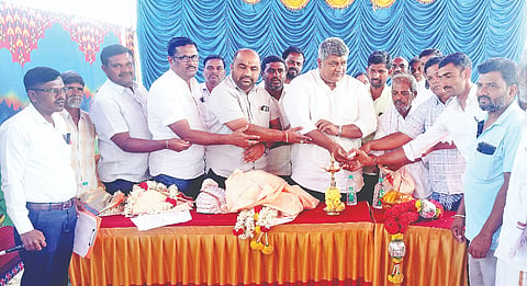 ಬೆಟ್ಟದಪುರ ಸಮೀಪದ ನಂದೀಪುರ ಹಾಲು ಉತ್ಪಾದಕ ಸಹಕಾರ ಸಂಘದಲ್ಲಿ ನಡೆದ ನೂತನ ವರ್ಷಾಚರಣೆ ಕಾರ್ಯಕ್ರಮವನ್ನು ನಿತಿನ್ ವೆಂಕಟೇಶ್ ಉದ್ಘಾಟಿಸಿದರು. ರುದ್ರಾರಾಧ್ಯ, ರಾಜಮ್ಮ, ಸತೀಶ್, ಕರುಣಾನಿಧಿ, ಸಚಿನ್, ಮಹದೇವ್, ನಂದೀಶ್ ಇದ್ದರು.