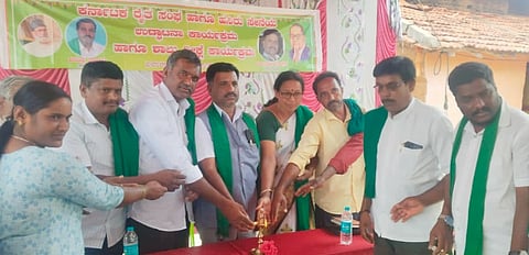 ಬೆಟ್ಟದಪುರ ಸಮೀಪದ ಹಾರನಹಳ್ಳಿ ಗ್ರಾಮದಲ್ಲಿ ಕರ್ನಾಟಕ ರೈತ ಸಂಘ ಹಾಗೂ ಹಸಿರು ಸೇನೆ ವತಿಯಿಂದ ಆಯೋಜಿಸಿದ್ದ ಗ್ರಾಮ ಘಟಕ ಕಾರ್ಯಕ್ರಮವನ್ನು ಗಣ್ಯರು ಉದ್ಘಾಟಿಸಿದರು. ಪ್ರಕಾಶ್ ಹನಗೋಡು, ಕಾವೇರಮ್ಮ, ದೇವಶೆಟ್ಟಿ, ಕೊಣಸೂರು ಪ್ರಕಾಶ್ ಇತರರು ಇದ್ದರು.