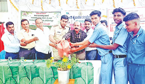 ಬೆಟ್ಟದಪುರದ ಸರ್ಕಾರಿ ಐಟಿಐ ಕಾಲೇಜಿನಲ್ಲಿ ಆಯೋಜಿಸಿದ್ದ ವನ ಮಹೋತ್ಸವ, ಶಾರದಾ ಪೂಜೆ, ಪಾಲಕರ ಸಭೆ ಹಾಗೂ ಹಿರಿಯ ವಿದ್ಯಾರ್ಥಿಗಳ ಬೀಳ್ಕೊಡುಗೆ ಸಮಾರಂಭವನ್ನು ಗಣ್ಯರು ಉದ್ಘಾಟಿಸಿದರು.