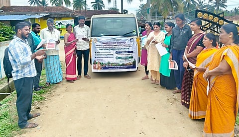   ಚಪ್ಪರದಹಳ್ಳಿ ಗ್ರಾಮ ಪಂಚಾಯಿತಿ ವತಿಯಿಂದ ಆಯೋಜಿಸಿದ್ದ ಮನೆ-ಮನೆ ಭೇಟಿ ಮೂಲಕ ಜಾಬ್ ಕಾರ್ಡ್ ಮೇಳ, ಆಟೋ ಪ್ರಚಾರ ಕಾರ್ಯಕ್ರಮಕ್ಕೆ ಪಿಡಿಒ ಶ್ರೀದೇವಿ ಚಾಲನೆ ನೀಡಿದರು. ತಾಲೂಕು ಐಇಸಿ ಸಂಯೋಜಕ ರವಿಕುಮಾರ್, ಬಿಲ್ ಕಲೆಕ್ಟರ್ ರಮಣಯ್ಯ, ಕ್ಲರ್ಕ್ ಮಹೇಂದ್ರ ಸೇರಿದಂತೆ ಸಿಬ್ಬಂದಿ ಇದ್ದರು.