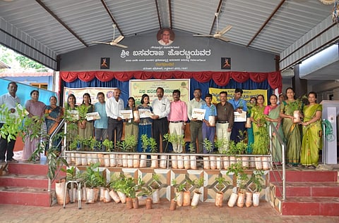ಗದಗ ಸರ್ಕಾರಿ ಸಿದ್ಧಲಿಂಗ ಸರ್ಕಾರಿ ಪ್ರೌಢಶಾಲೆಯಲ್ಲಿ ವಿಜಯವಾಣಿ ಸಹಯೋಗದೊಂದಿಗೆ ಏರ್ಪಡಿಸಿದ್ದ ಕಾರ್ಯಕ್ರಮದಲ್ಲಿ ಚಿತ್ರಕಲಾ ಸ್ಪರ್ಧೆ ವಿಜೇತರಿಗೆ ನಗದು ಬಹುಮಾನ, ಪ್ರಶಸ್ತಿ ಪತ್ರ ವಿತರಿಸಲಾಯಿತು. ಬಸವರಾಜ ಧಾರವಾಡ, ಪ್ರಕಾಶ ಪವಾಡಿಗೌಡರ್​, ರಮನ್​ ನಾಯಕ, ಅಣ್ಣೀಗೇರಿ, ಸಾವಿತ್ರಿ ಗದ್ದನಕೇರಿ, ಎಂ.ಐ. ಶಿವನಗೌಡರ, ಆರ್​, ವೈ. ಬಸರಿ, ಎಸ್​.ಎಂ. ಪತ್ತಾರ, ಶಿವಕುಮಾರ, ಎಚ್​. ಎಸ್​. ತಕ್ಕಲಕೋಟಿ,  ವಿಜಯವಾಣಿ ಪತ್ರಿಕೆ ಜಿಲ್ಲಾ ವರದಿಗಾರ  ಶಿವಾನಂದ ಹಿರೇಮಠ ಇತರರು ಇದ್ದರು.  