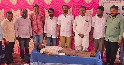 ಗದಗ ನಗರದಲ್ಲಿ ರಕ್ತದಾನ ಶಿಬಿರ ಏರ್ಪಡಿಸಲಾಗಿತ್ತು. ವಸಂತ ಪಡಗದ, ಸಿದ್ದಣ್ಣ ಪಲ್ಲೇದ, ಮೋಹನ ವರವಿ, ಮುತ್ತಣ್ಣ ಪಡಗದ, ಸಂಗಪ್ಪ ದೊಡ್ಡಣ್ಣವ್ವರ, ಕುಮಾರ ಕಣವಿ, ಪ್ರವಿಣ ಕರೀಬಿಷ್ಠಿ, ಷಣ್ಮುಖ, ಅರುಣ ಹೊಂಬಾಳಿ, ಬಸವರಾಜ ತುಪ್ಪದ, ಪಂಚಾಕ್ಷರಿ ಅಂಗಡಿ, ಮಹೇಶ ಗಾಣಿಗೇರ, ರಜತ್​ ಭೀಮಕರ ಇತರರು ಇದ್ದರು