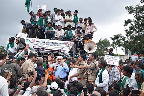 ಬೆಳೆವಿಮೆ ಬಿಡುಗಡೆಗೆ ಆಗ್ರಹಿಸಿ ಜಿಲ್ಲೆಯ ರೈತರು ಜಿಲ್ಲಾಧಿಕಾರಿ ಕಚೇರಿ ಮುಂಭಾಗದಲ್ಲಿ ಬೃಹತ್​ ಪ್ರತಿಭಟನೆ ಮಾಡಿದರು. 
