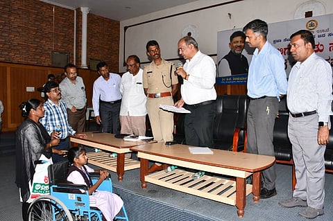 ಗದಗ ಜಿಲ್ಲಾಡಳಿತ ಭವನದಲ್ಲಿ ಶನಿವಾರ ಜರುಗಿದ ಪ್ರಜಾಸೇವೆ ಕಾರ್ಯಕ್ರಮದಲ್ಲಿ ಅಧಿಕಾರಿಗಳು ಜನರ ಅಹವಾಲು ಆಲಿಸಿದರು. ಸಿ.ಎನ್​. ಶ್ರೀಧರ, ಡಾ. ದುರಗೇಶ ಕೆ.ಆರ್​. ಸಂತೋಷ ಸೇರಿದಂತೆ ಹಲವರು ಇದ್ದರು.