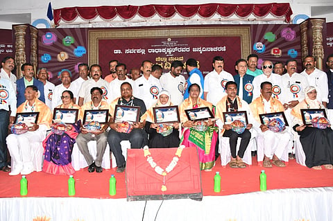 ಗದಗ ನಗರದ ಅಂಬೇಡ್ಕರ ಭವನದಲ್ಲಿ ಏರ್ಪಡಿಸಿದ್ದ ಜಿಲ್ಲಾ ಮಟ್ಟದ ಶಿಕ್ಷಕರ ದಿನಾಚರಣೆಯಲ್ಲಿ ಜಿಲ್ಲಾ ಮಟ್ಟದ ಉತ್ತಮ ಶಿಕ್ಷಕ ಪ್ರಶಸ್ತಿ ಪಡೆದ ಶಿಕ್ಷಕರನ್ನು ಸನ್ಮಾನಿಸಲಾಯಿತು. ಎಸ್​.ವಿ. ಸಂಕನೂರು, ಸಿದ್ದು ಪಾಟೀಲ, ಬಸವರಾಜ ಬಳ್ಳಾರಿ, ಕೆ. ಡಿ. ಬಡಿಗೇರ, ಎಂ.ಎಂ. ಮೇಗಲಮನಿ ಹಲವರು ಇದ್ದರು.