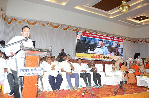  ನಗರದ ಗಾಣಿಗ ಭವನದಲ್ಲಿ ಆಯೋಜಿಸಲಾಗಿದ್ದ ದಿವಂಗತ ಡಾ. ಬಿ. ಎಫ್. ದಂಡಿನ ಹಾಗೂ ಅವರ ಧರ್ಮಪತ್ನಿ ಶಕುಂತಲಾಬಾಯಿ ದಂಡಿನ ಅವರ ನುಡಿನಮನ ಕಾರ್ಯಕ್ರಮದ ಸಿ.ಸಿ.ಪಾಟೀಲ ಮಾತನಾಡಿದರು