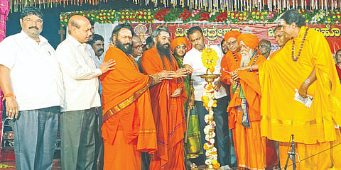 ಚಾಂಗಲೇರಾದಲ್ಲಿ ಶ್ರೀ ವೀರಭದ್ರೇಶ್ವರ ಜಾತ್ರೆ ನಿಮಿತ್ತ ಮಂಗಳವಾರ ಏರ್ಪಡಿಸಿದ್ದ ಶಿವಾನುಭವ ಗೋಷ್ಠಿ, ಸಂಗೀತ ದರ್ಬಾರ್ ಕಾರ್ಯಕ್ರಮವನ್ನು ಶಾಸಕ ಡಾ.ಶೈಲೇಂದ್ರ ಬೆಲ್ದಾಳೆ ಉದ್ಘಾಟಿಸಿದರು. ಶ್ರೀ ಗುರುಲಿಂಗ ಶಿವಾಚಾರ್ಯ, ಶ್ರೀ ಡಾ.ರಾಜಶೇಖರ ಶಿವಾಚಾರ್ಯ ಗೋರ್ಟಾ, ಶ್ರೀ ಶಿವಸಿದ್ದ ಸೋಮೇಶ್ವರ ಶಿವಾಚಾರ್ಯ, ಶ್ರೀ ಮೃತ್ಯುಂಜಯ ಶಿವಾಚಾರ್ಯ ಇತರರಿದ್ದರು.