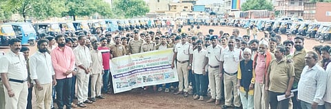 ಸಂಚಾರ ನಿಯಮ ಜಾಗೃತಿ ನಿಮಿತ್ತ ಹುಮನಾಬಾದ್​ನಲ್ಲಿ ಡಿವೈಎಸ್​ಪಿ ಮಡೋಳಪ್ಪ ನೇತೃತ್ವದಲ್ಲಿ ಶುಕ್ರವಾರ ನಡೆದ ಆಟೋ ರ್ಯಾಲಿಯಲ್ಲಿ ಸಿಪಿಐ ಸಂತೋಷ ತಟ್ಟೆಪಳ್ಳಿ, ಪಿಎಸ್​ಐ ಹುಲೆಪ್ಪ ಗೌಡಗೊಂಡ ಇತರರಿದ್ದರು.