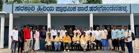 ಹಗರಿಬೊಮ್ಮನಹಳ್ಳಿ ತಾಲೂಕಿನ ಹರೇಗೊಂಡನಹಳ್ಳಿಯ ಸ.ಹಿ.ಪ್ರಾ.ಶಾಲೆಯಲ್ಲಿ ಆಯೋಜಿಸಿದ್ದ ಶೈಕ್ಷಣಿಕ ಜಾಗೃತಿ ಕಾರ್ಯಕ್ರಮದಲ್ಲಿ ಅನು ಅಕ್ಕ ಮತ್ತು ತಂಡದವರನ್ನು ಸನ್ಮಾನಿಸಲಾಯಿತು.