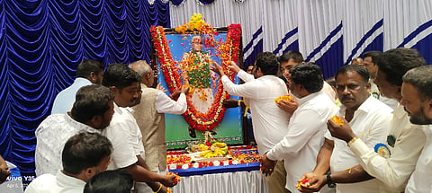 ಎಚ್.ಡಿ.ಕೋಟೆ ಪಟ್ಟಣದಲ್ಲಿ ಹಮ್ಮಿಕೊಂಡಿದ್ದ ಮಾಜಿ ಉಪ ಪ್ರಧಾನಿ ಡಾ.ಬಾಬು ಜಗಜೀವನರಾಮ್ 119ನೇ ಜಯಂತಿ ಕಾರ್ಯಕ್ರಮದಲ್ಲಿ ಶಾಸಕ ಅನಿಲ್ ಚಿಕ್ಕಮಾದು ಭಾವಚಿತ್ರಕ್ಕೆ ಪುಷ್ಪಾರ್ಚನೆ ಮಾಡಿದರು. ಶ್ರೀನಿವಾಸ್, ಕೊತ್ತೇಗಾಲ ತಿಮ್ಮಯ್ಯ, ಪರಶಿವಮೂರ್ತಿ ಇತರರಿದ್ದರು.