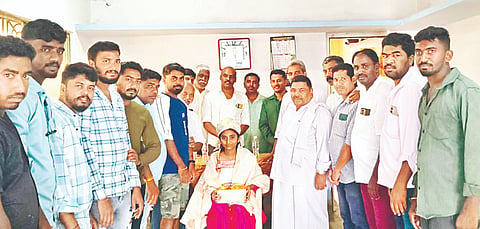ಎಸ್‌ಎಸ್‌ಎಲ್‌ಸಿ ಪರೀಕ್ಷೆಯಲ್ಲಿ 625ಕ್ಕೆ 618 ಅಂಕಗಳನ್ನು ಪಡೆದು ತಾಲೂಕಿಗೆ ಪ್ರಥಮ ಸ್ಥಾನ ಪಡೆದ ಎಚ್.ಡಿ.ಕೋಟೆ ತಾಲೂಕಿನ ಅಣ್ಣೂರು ಹೊಸಹಳ್ಳಿ ಗ್ರಾಮದ ಸವಿತಾ, ವೆಂಕಟೇಶ್ ಪುತ್ರಿ ವೇದಾಳನ್ನು ತಾಲೂಕು ಸವಿತಾ ಸಮಾಜದ ವತಿಯಿಂದ ಸನ್ಮಾನಿಸಲಾಯಿತು.  ವೀರಭದ್ರ, ರೇವಣ್ಣ, ಸಿದ್ದರಾಜು, ಸುಪ್ರೀತ್, ಎಂ.ಬಸವಣ್ಣ, ರಾಜಣ್ಣ, ಬಿ.ಕೆ.ಮಹೇಶ್ ಇದ್ದರು.