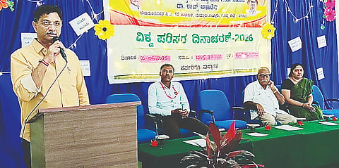 ಹನುಮಂತನಗರದ ಭಾರತೀ ವಸತಿ ಸಂಯುಕ್ತ ಶಾಲೆ ಮತ್ತು ಪದವಿ ಪೂರ್ವ ಕಾಲೇಜಿನನಲ್ಲಿ ಡಾ.ರಾವ್ಸ್ ಅಕಾಡೆಮಿ ಆಶ್ರಯದಲ್ಲಿ ಏರ್ಪಡಿಸಿದ್ದ ವಿಶ್ವ ಪರಿಸರ ದಿನಾಚರಣೆಯಲ್ಲಿ ವಿಧಾನ ಪರಿಷತ್ ಸದಸ್ಯ, ಭಾರತೀ ಶಿಕ್ಷಣ ಸಂಸ್ಥೆಯ ಅಧ್ಯಕ್ಷ ಮಧು ಜಿ.ಮಾದೇಗೌಡ ಮಾತನಾಡಿದರು.