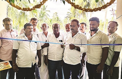 ಕ್ಯಾತಘಟ್ಟ ಗ್ರಾಮದಲ್ಲಿ ವಿವಿಧ ಅಭಿವೃದ್ಧಿ ಕಾಮಗಾರಿಗಳಿಗೆ ಶಾಸಕ ಕೆ.ಎಂ.ಉದಯ್ ಚಾಲನೆ ನೀಡಿದರು. ರಾಜೀವ್, ಬಿ. ಬಸವರಾಜು, ವೆಂಕಟೇಶ್, ಅಜ್ಜಹಳ್ಳಿ ರಾಮಕೃಷ್ಣ, ಗಿರೀಶ್ ಕ್ಯಾತಘಟ್ಟ, ವಿಜಯ್ ಕುಮಾರ್, ಜಯರಾಂ ಇತರರಿದ್ದರು.
