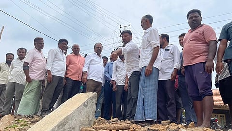  ಕಾಡುಕೊತ್ತನಹಳ್ಳಿ ಬಳಿ ನಾಲೆ ಕಾಮಗಾರಿಯನ್ನು ಶಾಸಕ ಕದಲೂರು ಉದಯ್ ವಿಕ್ಷೀಸಿದರು. ಬಿ.ಬಸವರಾಜು,ಅಣ್ಣೂರು ರಾಜೀವ್,  ನಂಜುಂಡೇಗೌಡ ಇತರರಿದ್ದರು. 