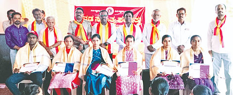 ಕಮಲಾಪುರ ತಾಲೂಕಿನ ಮಹಾಗಾಂವ  ಕ್ರಾಸ್​ ನಲ್ಲಿರುವ ವಚನ ಕೋಚಿಂಗ್​ ಸೆಂಟರ್​ ನಲ್ಲಿ  ಹಮ್ಮಿಕೊಂಡ  ಕಸಾಪ ಸಂಸ್ಥಾಪನಾ ದಿನಾಚರಣೆಯಲ್ಲಿ 10ನೇ ಮತ್ತು ದ್ವೀತಿಯ ಪಿಯುಸಿಯಲ್ಲಿ ಹೆಚ್ಚು ಅಂಕ ಪಡೆದ ವಿದ್ಯಾರ್ಥಿಗಳಿಗೆ ಸತ್ಕಾರ ಸಮಾರಂಭವನ್ನು  ತಹಸೀಲ್ದಾರ್​ ಮಹಮದ್​ ಮೋಹಸಿನ್​ ಉದ್ಘಾಟಿಸಿದರು, ತಾಪಂ ಇಓ ರಮೇಶ್​ ಪಾಟೀಲ್​,  ಸಿಪಿಐ ಶಿವಶಂಕರ ಸಾಹು,  ಕಸಾಪ ತಾಲ್ಲೂಕು ಅಧ್ಯ ಸುರೇಶ ಲೇಂಗಟಿ,  ದಾಸಿಮಯ್ಯ ವಡ್ಡನಕೇರಿ , ನಾಗಣ್ಣ ಬಡಿಗೇರ, ಮಹಾದೇವ ಬಡಾ ಇತರರು ಇದ್ದರು.