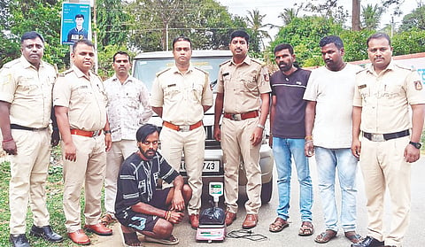 ಕೆ.ಆರ್.ನಗರದ ಪಟ್ಟಣದಲ್ಲಿ ಗಾಂಜಾ ಮಾರಾಟ ಮಾಡುತ್ತಿದ್ದ ಶ್ರೀಕಾಂತ್‌ನನ್ನು ಬಂಧಿಸಲಾಗಿದೆ. ವೈ.ಎಸ್.ಲೋಕೇಶ್, ಸಿ.ವಿ.ರಾಘವೇಂದ್ರ, ಎನ್.ದಿನೇಶ, ಕೆ.ಪಿ.ಶಿವಕುಮಾರ, ಶಿವಪ್ಪ ಭಾನುಸಿ, ಕೆ.ಮಹದೇವ ಇದ್ದರು.