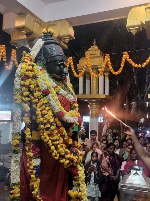   ಕುಶಾಲನಗರ ಮೈಸೂರು ರಾಷ್ಟ್ರೀಯ ಹೆದ್ದಾರಿ ಕಾವೇರಿ ನದಿ ದಂಡೆಯಲ್ಲಿ ಇರುವ ಕಾವೇರಿ ಮಾತೆಯ ಪ್ರತಿಮೆಗೆ  ಹುಣ್ಣಿಮೆ ಅಂಗವಾಗಿ ಬಗೆಬಗೆಯ ಪುಷ್ಪಗಳಿಂದ ಅಲಂಕರಿಸಿ ಮಹಾಆರತಿ ನೆರವೇರಿಸಲಾಯಿತು.