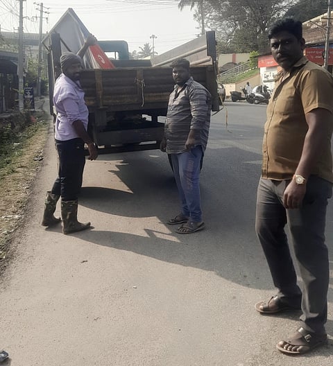 ಕುಶಾಲನಗರದಲ್ಲಿ ಅನಧಿಕೃತವಾಗಿ ಅಳವಡಿಸಿರುವ ಫಲಕಗಳನ್ನು ತೆರವುಗೊಳಿಸುತ್ತಿರುವ ಪುರಸಭೆ ಸಿಬ್ಬಂದಿ.