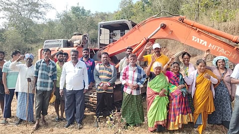  ಪ್ರತಿಭಟನೆ ಸಂದರ್ಭ ಹೆಬ್ಬಾಲೆ ಗ್ರಾಪಂ ಸದಸ್ಯೆ ಪುಟ್ಟಲಕ್ಷ್ಮಿ, ಸಾಮಾಜಿಕ ಹೋರಾಟಗಾರ ಮೋಹನ್, ಗ್ರಾಮಸ್ಥರಾದ ಮೂರ್ತಿ, ಚೆಲುವರಾಜು, ಶಿವರಾಜಕುಮಾರ್, ಜವರಯ್ಯ, ದಿಲೀಪ್ ಕುಮಾರ್, ಸುರೇಶ್, ಮಾದೇವ, ಚೆಲುವರಾಜು, ಸೂರಿ, ಮಾದ, ಜಯಮ್ಮ,ಮಮತಾ, ಜವರಮ್ಮ,ಮಲ್ಲಮ್ಮ,ಮಾದೇವಿ, ಜ್ಯೋತಿ, ಪೃಥ್ವಿ, ಶಶಾಂಕ್, ತರುಣ್, ಹಳಗೋಟೆ ಮಂಜು,ಲೋಕೇಶ, ದೇವರಾಜ್ ಮತ್ತಿತರರು ಇದ್ದರು.