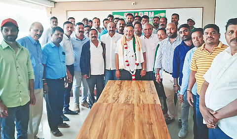 ಕೊಡಗು ಜಿಲ್ಲೆಯ ಜಾದಳ ದಳದ ಹಂಗಾಮಿ ಅಧ್ಯಕ್ಷರಾಗಿ ಆಯ್ಕೆಯಾದ ಕಾರ್ಮಾಡು ಸುಬ್ಬಣ್ಣ ಅವರನ್ನು ಮುಖಂಡರು ಸನ್ಮಾನಿಸಿದರು. ಎ. ಎಸ್.  ರಾಮಣ್ಣ, ಬೀಟಿಕಟ್ಟೆ ಎಚ್. ಡಿ. ಪ್ರವೀಣ, ಸೋಮವಾರಪೇಟೆ ನಾಗರಾಜು, ವಕೀಲರಾದ ಮನೋಜ್ ಬೋಪಯ್ಯ, ಕಾಟ್ನಮನೆ ವಿಠಲಗೌಡ ಇತರರು ಇದ್ದರು. 