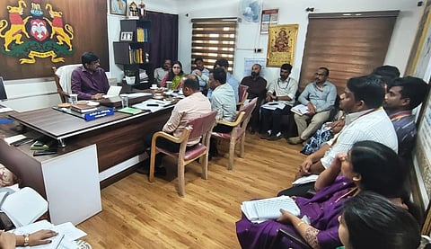  ನೂತನ ಜಿಲ್ಲಾಧಿಕಾರಿ ಎಸ್.ಜೆ.ಸೋಮಶೇಖರ್ ಕುಶಾಲನಗರದ ತಾಲೂಕು ಕಚೇರಿಗೆ ಭೇಟಿ ನೀಡಿದ ಸಂದರ್ಭ ಅಪರ ಜಿಲ್ಲಾಧಿಕಾರಿ ಡಾ.ಐಶ್ವರ್ಯಾ, ಉಪ ವಿಭಾಗಾಧಿಕಾರಿ ನಿತಿನ್ ಚಕ್ಕಿ , ತಹಸೀಲ್ದಾರ್ ಕಿರಣ್ ಜಿ.ಗೌರಯ್ಯ ಮತ್ತಿತರರಿದ್ದರು.