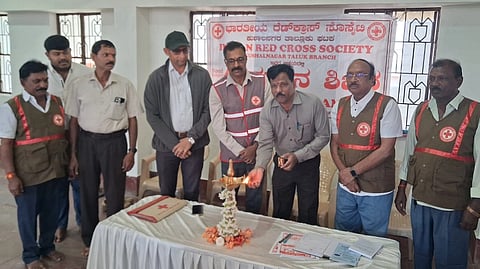 ಕುಶಾಲನಗರಲ್ಲಿ ರಕ್ತದಾನ ಶಿಬಿರವನ್ನು ತಹಸೀಲ್ದಾರ್ ಕಿರಣ್ ಜಿ.ಗೌರಯ್ಯ ಉದ್ಘಾಟಿಸಿದರು. ಜಿಲ್ಲಾಸ್ಪತ್ರೆಯ ರಕ್ತ ನಿಧಿ ಘಟಕದ ಮುಖ್ಯಸ್ಥ ಡಾ.ಕರುಂಬಯ್ಯ, ರೆಡ್‌ಕ್ರಾಸ್ ಕುಶಾಲನಗರದ ಸಭಾಪತಿ ಎಸ್.ಕೆ. ಸತೀಶ್, ಕಾರ್ಯದರ್ಶಿ ಕೆ.ಪಿ.ಚಂದ್ರಶೇಖರ್, ಸದಸ್ಯರಾದ ಮುನಿಸ್ವಾಮಿ, ಓಬಲ್ ರೆಡ್ಡಿ, ಜನಾರ್ದನ್, ಚಂದ್ರು ಇದ್ದರು.