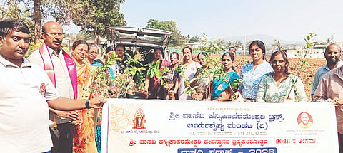 ಕುಶಾಲನಗರದ ಆರ್ಯವೈಶ್ಯ ಮಂಡಳಿ ಹಮ್ಮಿಕೊಂಡಿದ್ದ  ಲಕ್ಷ ವೃಕ್ಷ ಆಂದೋಲನದಲ್ಲಿ ಮಂಡಳಿ ಅಧ್ಯಕ್ಷ ಬಿ. ಆರ್. ನಾಗೇಂದ್ರ ಪ್ರಸಾದ್, ಮಹಿಳಾ ಮಂಡಳಿ ಅಧ್ಯಕ್ಷೆ ವಾಣಿ ಮಹೇಶ್ ಮತ್ತು ಪದಾಧಿಕಾರಿಗಳು ಇದ್ದರು. 