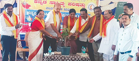 ಕೂಡ್ಲಿಗಿಯಲ್ಲಿ ಕನ್ನಡ ಸಾಹಿತ್ಯ ಪರಿಷತ್ತು ತಾಲೂಕು ಘಟಕದಿಂದ ಆಯೋಜಿಸಿದ್ದ ಕಸಾಪ 112 ನೆ ಸಂಸ್ಥಾಪನಾ ದಿನಾಚರಣೆ ಕಾರ್ಯಕ್ರಮವನ್ನು ತಹಸೀಲ್ದಾರ್ ವಿ.ಕೆ.ನೇತ್ರಾವತಿ ಉದ್ಘಾಟಿಸಿದರು. 