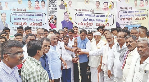 ಕೂಡ್ಲಿಗಿ ತಾಲೂಕಿನ ಬಂಡೇಬಸಾಪುರ ತಾಂಡಾದಲ್ಲಿ ವಿವಿಧ ಅಭಿವೃದ್ಧಿ ಕಾಮಗಾರಿಗಳಿಗೆ ಶಾಸಕ ಡಾ.ಎನ್.ಟಿ.ಶ್ರೀನಿವಾಸ್ ಚಾಲನೆ ನೀಡಿದರು. 