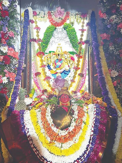 ಕುದರಗುಂಡಿ ಗ್ರಾಮದಲ್ಲಿ ಚಾಮುಂಡೇಶ್ವರಿ ವರ್ಧಂತಿ ಅಂಗವಾಗಿ ದೇವಿಗೆ ವಿಶೇಷ ಅಲಂಕಾರ ಮಾಡಿರುವುದು.