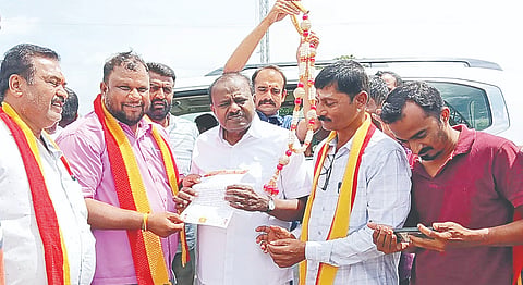 ಬೃಹತ್ ಕೈಗಾರಿಕೆ ಮತ್ತು ಉಕ್ಕು ಖಾತೆ ಕೇಂದ್ರ ಸಚಿವ ಎಚ್.ಡಿ. ಕುಮಾರಸ್ವಾಮಿರವರಿಗೆ ಕಸ್ತೂರಿ ಕರ್ನಾಟಕ ಜನಪರ ವೇದಿಕೆ ಜಿಲ್ಲಾಧ್ಯಕ್ಷ ವಿ.ಸಿ.ಉಮಾ ಶಂಕರ ನೇತೃತ್ವದಲ್ಲಿ ರಾಜ್ಯ ಮತ್ತು ಜಿಲ್ಲೆಯ ಜ್ವಲಂತ ಸಮಸ್ಯೆಗಳನ್ನು ಬಗೆಹರಿಸುವಂತೆ ಮದ್ದೂರು ನಗರದಲ್ಲಿ ಮನವಿ ಪತ್ರ ಸಲ್ಲಿಸಲಾಯಿತು. ಎಂ.ಸಿ.ಲಿಂಗರಾಜು, ವೀರಪ್ಪ, ರಮೇಶ್, ಮಹೇಶ್, ವೀರೇಶ್, ನಾಗಣ್ಣ, ನಿರಂಜನ್ ಇತರರು ಹಾಜರಿದ್ದರು.