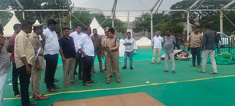 ಮದ್ದೂರಮ್ಮನವರ ಜಾತ್ರಾ ಮಹೋತ್ಸವದ ಅಂಗವಾಗಿ ಮದ್ದೂರು ನಗರದ ತಾಲೂಕು ಕ್ರೀಡಾಂಗಣದಲ್ಲಿ ಮೇ. 6 ರಂದು ನಡೆಯಲಿರುವ ರಸಸಂಜೆ ಕಾರ್ಯಕ್ರಮದ ವೇದಿಕೆ ಸಿದ್ಧತೆಯನ್ನು ಶಾಸಕ ಕೆ.ಎಂ.ಉದಯ್ ಪರಿಶೀಲನೆ ನಡೆಸಿದರು. ಚಲುವರಾಜು, ರಾಜೀವ್, ಹರೀಶ್ ಬಾಬು ಇತರರಿದ್ದರು.