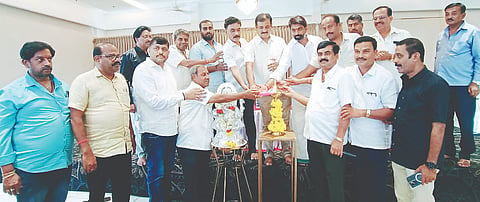 ಮದ್ದೂರು ನಗರದ ಶೇಖರ್ ಗ್ರಾೃಂಡ್ ಸಭಾಂಗಣದಲ್ಲಿ ತಾಲೂಕು  ಮದ್ಯ ಮಾರಾಟಗಾರರ ಸಂಘದ ವಾರ್ಷಿಕ ಮಹಾಸಭೆಯನ್ನು ಸಂಘದ ಜಿಲ್ಲಾಧ್ಯಕ್ಷ ಎಚ್.ಪಿ. ಮಹೇಶ್ ಉದ್ಘಾಟಿಸಿದರು. ನಾಗಸೇನಾ, ಸೋಮಶೇಖರ್, ಸಿದ್ದರಾಜು, ದಾಸೇಗೌಡ, ಪ್ರವೀಣ್ ಕುಮಾರ್, ಕೃಷ್ಣಪ್ಪ ಇದ್ದರು.