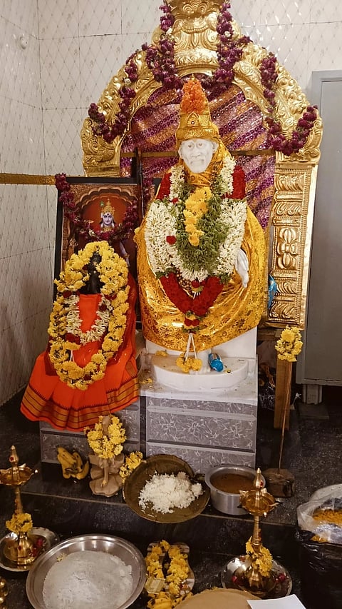 ಮದ್ದೂರು ತಾಲೂಕಿನ ವಳಗೆರೆಹಳ್ಳಿ ಗ್ರಾಮದಲ್ಲಿ ಶ್ರೀ ಸಮರ್ಥ ಸದ್ಗುರು ಸಾಯಿಬಾಬಾರ 21ನೇ ವರ್ಷದ ಪಲ್ಲಕ್ಕಿ ಮಹೋತ್ಸವದ ಅಂಗವಾಗಿ ಸಾಯಿಬಾಬಾರ ಮೂರ್ತಿಗೆ ವಿಶೇಷ ಅಲಂಕಾರ ಮಾಡಿರುವುದು. 