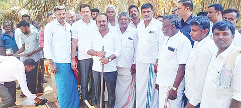 ಮದ್ದೂರು ತಾಲೂಕಿನ ಕೊಕ್ಕರೆ ಬೆಳ್ಳೂರು ಗ್ರಾಮದಲ್ಲಿ ಪರಿಶಿಷ್ಟ ವರ್ಗದ ಕಾಲನಿಯ ರಸ್ತೆ ಅಭಿವೃದ್ಧಿ ಕಾಮಗಾರಿಗೆ ಶಾಸಕ ಕೆ.ಎಂ.ಉದಯ್ ಭೂಮಿ ಪೂಜೆ ನೆರವೇರಿಸಿದರು. ಕೆಂಪರಾಜು, ಚೆಲುವರಾಜು, ಮಾದೇಶ್, ಸಿದ್ದಪ್ಪಾಜಿ, ಜಯರಾಮು ಇದ್ದರು.