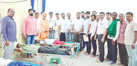 ಮದ್ದೂರು ನಗರದ ಸರ್ಕಾರಿ ಮಹಿಳಾ ಕಾಲೇಜಿನಲ್ಲಿ ವಿವಿಧ ಸಂಘಟನೆಗಳ ವತಿಯಿಂದ ರಕ್ತದಾನ ಶಿಬಿರ ಹಮ್ಮಿಕೊಳ್ಳಲಾಗಿದ್ದ ರಕ್ತದಾನ ಶಿಬಿರಕ್ಕೆ ವೈದ್ಯನಾಥಪುರ ಕದಂಬ ಜಂಗಮ ಮಠದ ಪೀಠಾಧ್ಯಕ್ಷರಾದ ಶ್ರೀ ರೇಣುಕಾ ಶಿವಚಾರ್ಯ ಸ್ವಾಮೀಜಿ ಚಾಲನೆ ನೀಡಿದರು. ಕೃಷ್ಣ, ಸಿ.ಎಂ.ಪ್ರಸನ್ನಕುಮಾರ್, ಮಂಜು, ವಿ.ಸಿ.ಉಮಾಶಂಕರ್, ಎಸ್.ಪಿ.ಶ್ರೀನಿವಾಸ್, ಸೊ.ಶಿ.ಪ್ರಕಾಶ್ ಸೇರಿದಂತೆ ಇತರರು ಇದ್ದರು.