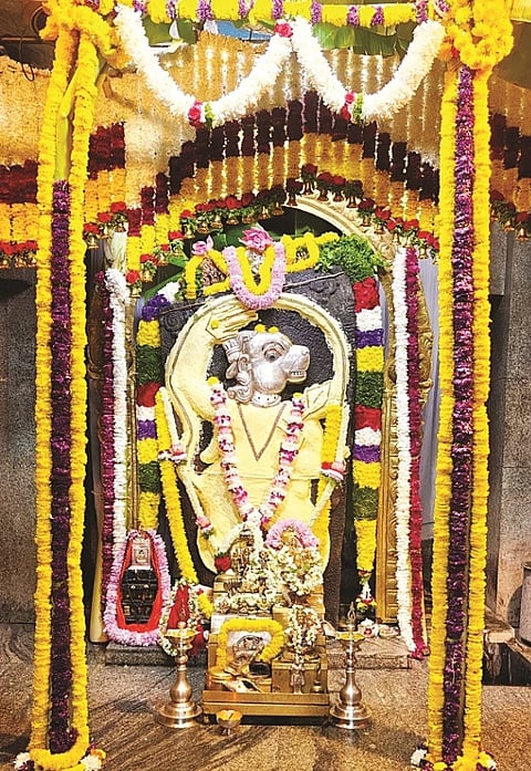 ಮದ್ದೂರು ನಗರದ ಪುರಾಣ ಪ್ರಸಿದ್ಧ ಶ್ರೀ ಹೊಳೆ ಆಂಜನೇಯಸ್ವಾಮಿಯನ್ನು ವಿಶೇಷವಾಗಿ ಅಲಂಕಾರ ಮಾಡಿರುವುದು.
