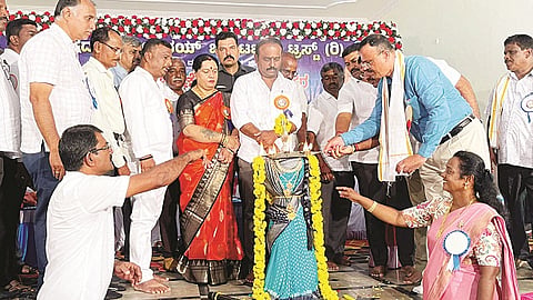   ಮದ್ದೂರು ನಗರದಲ್ಲಿ ಕದಲೂರು ಉದಯ್ ಚಾರಿಟಬಲ್ ಟ್ರಸ್ಟ್ ವತಿಯಿಂದ ಆಯೋಜಿಸಿದ್ದ ಶಿಕ್ಷಕರ ದಿನವನ್ನು ಶಾಸಕ ಕೆ.ಎಂ.ಉದಯ್ ಉದ್ಘಾಟಿಸಿದರು. ವಿನುತಾಉದಯ್, ಧನಂಜಯ, ಕೆ.ಎಂ.ರವಿ, ಸಿಪಾಯಿ ಶ್ರೀನಿವಾಸ್, ಹರೀಶ್‌ಬಾಬು, ಪಿ.ಸಂದರ್ಶ ಇದ್ದರು. 