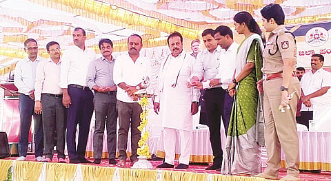ಮದ್ದೂರು ನಗರದ ತಾಲೂಕು ಕ್ರೀಡಾಂಗಣದಲ್ಲಿ ಆಯೋಜಿಸಿದ್ದ ಕಾರ್ಯಕ್ರಮವನ್ನು ಜಿಲ್ಲಾ ಉಸ್ತುವಾರಿ ಸಚಿವ ಎನ್.ಚಲುವರಾಯಸ್ವಾಮಿ ಉದ್ಘಾಟಿಸಿದರು. ಕೆ.ಎಂ.ಉದಯ್, ಡಾ.ಕುಮಾರ್, ಮನೋಜ್‌ಕುಮಾರ್ ಮೀನಾ, ಕೆ.ಆರ್.ನಂದಿನಿ ಇದ್ದರು. 